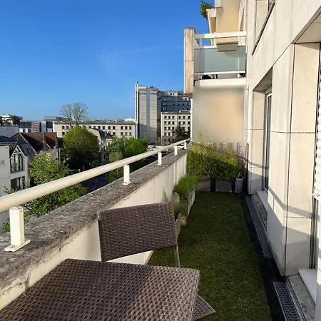Eiffel Tower View * Suresnes